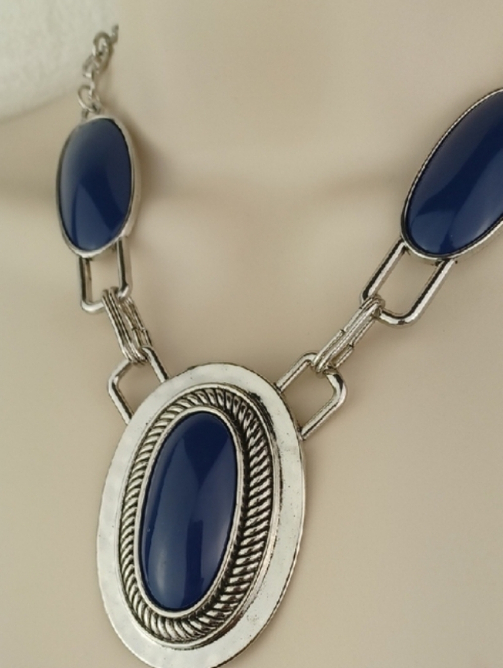 Gorgeous Blue Cabochon Stone Silver Tone Pendant Choker Necklace
